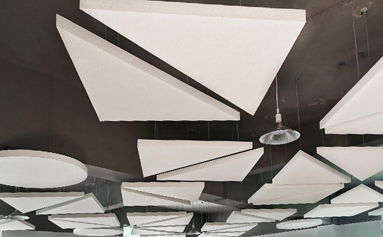 智慧教室有回聲用什么吸音材料？